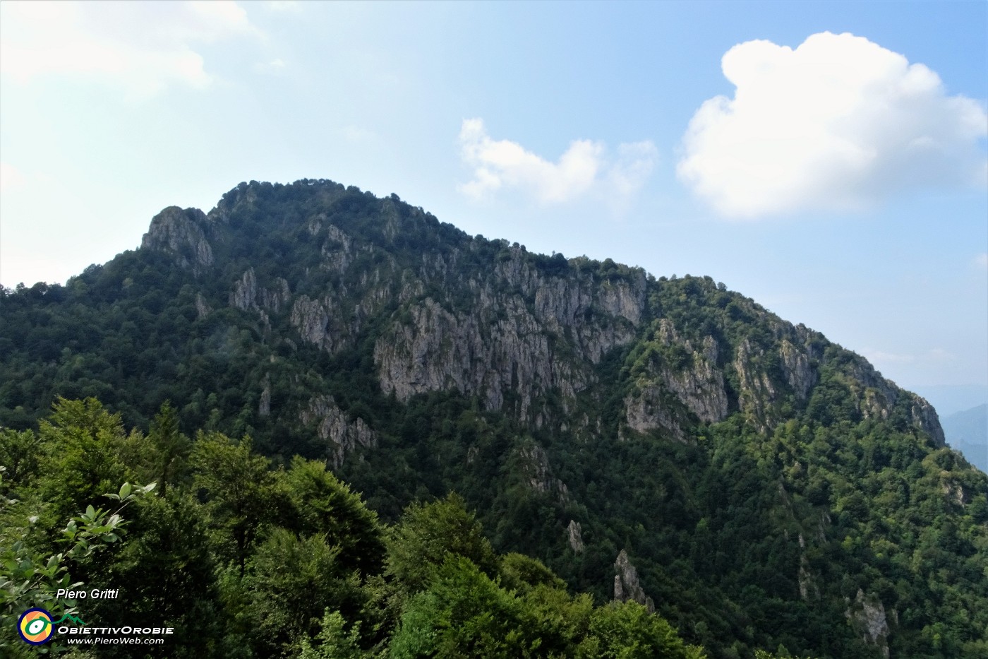 56 Vista sul versante nord roccioso-boscoso del Monte Suchello.JPG